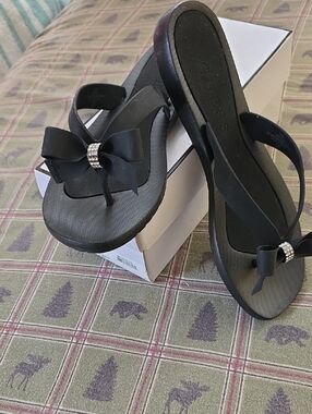 Guess Black Bow Rhinestone Thong Sandals